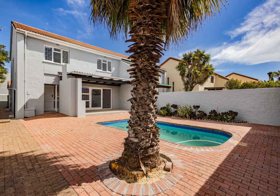 4 Bedroom Property for Sale in Bloubergrant Western Cape